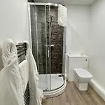 Old Mill Tiny Homes 아파트 Kirklevington